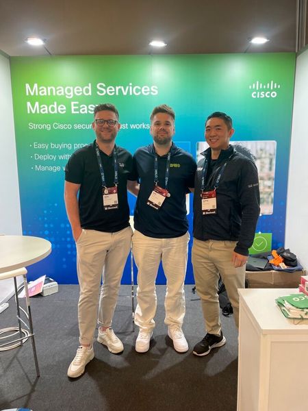 Harry Elliot, Account Manager; Aritz Arrate,  Solutions Engineer und Kahing Wan, Partner Manager bei Cisco auf der MSP Global (Bild: Vogel IT-Medien)