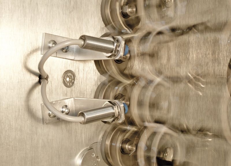 Induktive Sensoren vom Typ DW-AD-613-M12-120 erkennen einen Drahtbruch selbst bei den hohen Flechtgeschwindigkeiten sicher und schalten dann die Anlage ab. (Bild: Contrinex/Koerting)