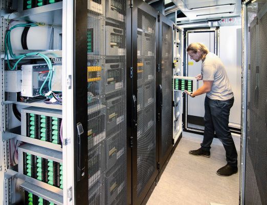 Bild 3: Einschubvorgang im Batterie-Rack; acht Racks mit jeweils 13 Modulen liefern eine Speicherkapazität von 200 kWh. (Bild: Phoenix Contact)