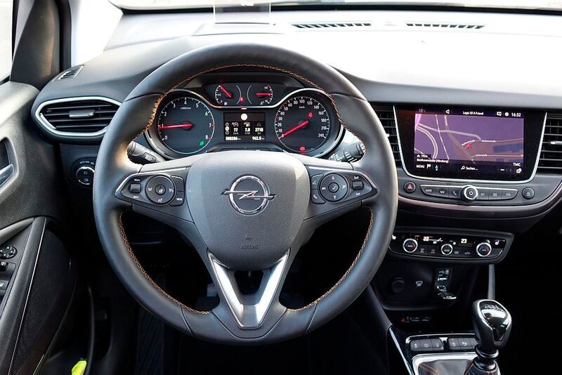 Auch im Innenraum setzt Opel eigene Akzente mit klassischen Rundinstrumenten und relativ vielen Schaltern. (Rosenow / »kfz-betrieb«)