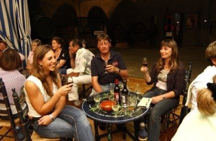 Cordula Habeker (Autoscout24, München; links) und das Ehepaar Eck (Autohaus Walter Kühnl, Haßfurt) bei der Sherryprobe. (Archiv: Vogel Business Media)