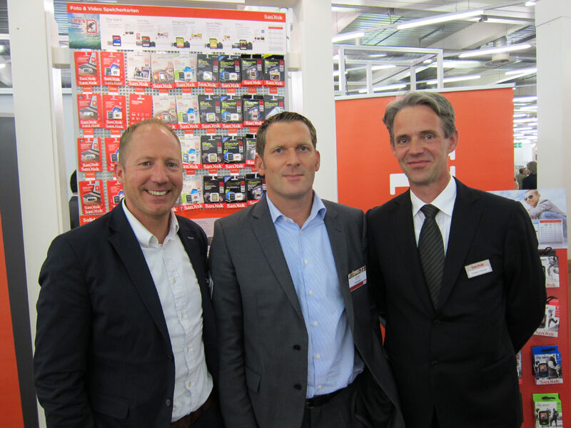 (v. l.) Sascha Böhmer, SanDisk, mit Ulf Kilper, Action Europe, und Christian Velroyen, SanDisk  (Bild: IT-BUSINESS)