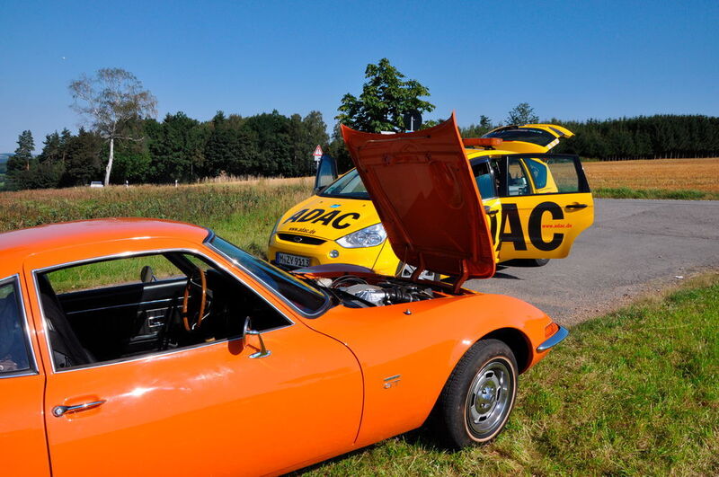 Das Team von »kfz-betrieb« im rallyeorangen Opel GT von 1969 (auch Maurer-Corvette genannt) mit kurzem Boxenstopp: das Massekabel war´s! (Schunk)