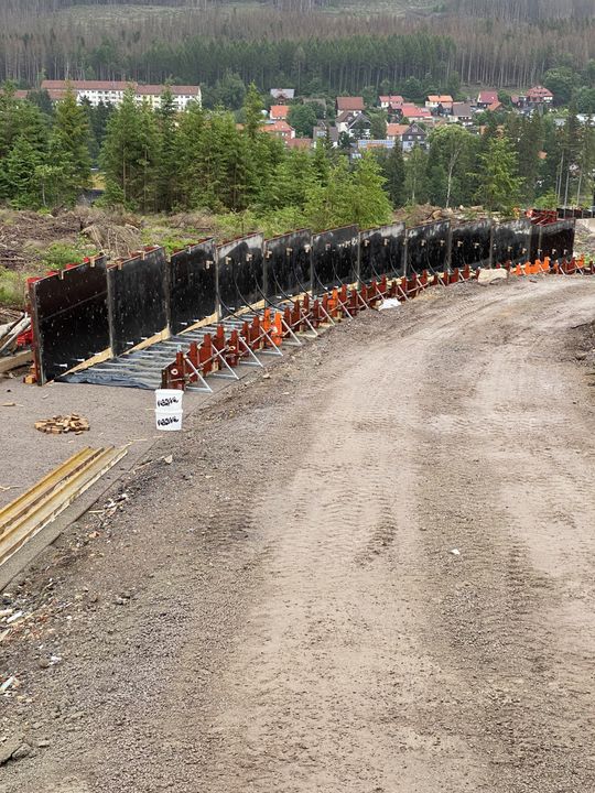 (Auf der linken Fotoseite reihen sich 150 cm-Elemente der TTR-Trapezträger-Rundschalung mit Holzschalhaut aneinander. Auf der rechten Bahn- und Fotoseite sind es 37,5 cm hohe TTR-Schalelemente, abgestützt mit den Deckenrandkonsolen aus dem Paschal-Sortiment.&nbsp;Bildquelle: Paschal)