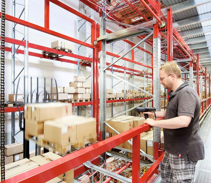 Ein Geländer mit wechselseitigem Absturzschutz sichert die Mitarbeiter bei der Warenentnahme an den Paletten. (Bild: Bito)
