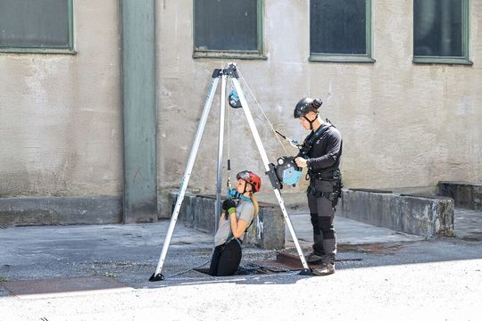 Im Zusammenspiel sollen Triplex und Exhelon Rescue den Zugang zu beengten Räumen ermöglichen.(Bild:  Zarges)