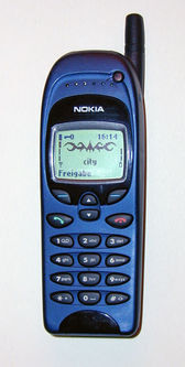 Das Nokia-Modell 6150 von 1998 war das erste Dual-Band-Handy der Finnen. Es galt als unverwüstlich; manche Benutzer hatten es viele Jahre lang im Gebrauch. (Stadt Bochum, Presseamt/CC BY-SA 3.0)