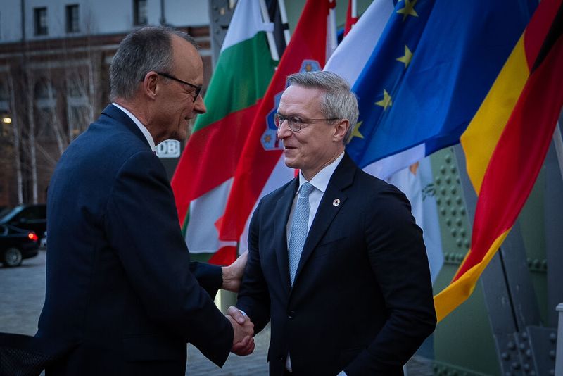 Bundeskanzler Friedrich Merz (l.) und Bundesdigitalminister Karsten Wildberger begrüßen sich. (Bild: BMDS/Woithe)