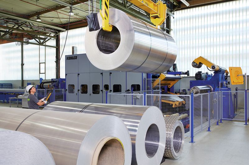 Coilwechsel an der Aluminium-Querteilanlage. (Bild: Kohler)