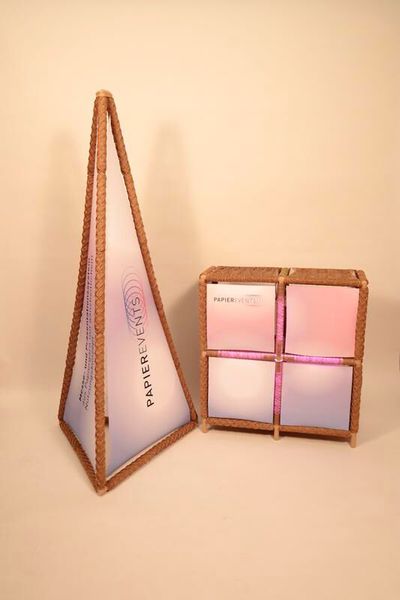 Als Demonstratoren für den Baukasten wurden eine Theke, ein Kundenstopper im DIN-A1-Format und ein pyramidenförmiger Aufsteller umgesetzt. Auch die Beleuchtung ist rezyklierbar.  (Bild: DITF)