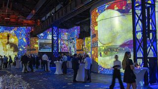 Momentaufnahme der Abendveranstaltung am Dienstag aus den Hallen der Dortmunder Kunstausstellung „Phoenix des Lumières“, wo die Preisverleihung des 6. Digital Logistics Award stattfand. (Bild: Georg Lukas Essen)