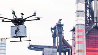 Über 2,2 km Luftlinie befördert die Drohne ihr Transportgut vom Werkshafen ins Zentrallabor. (Thyssenkrupp)