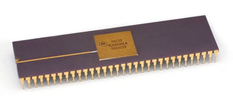 Ein vielen vertrauterer Anblick des Motorola 68000 ist die „Käfer“-Variante im DIP-Gehäuse (Dual line-in package). In diesem Formfaktor kam der Chip etwa als CPU in den Commodore-Amiga-Rechnern zum Einsatz. (Bild: KL Motorola MC68000 CDIP / Konstantin Lanzet / CC BY-SA 3.0)