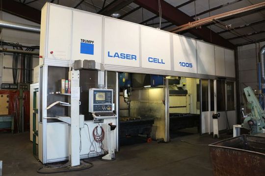 Maschinenauktion! Nach der Schließung eines Automobilzulieferers kommt dessen Maschinenpark unter den Hammer. Bis 13. September können hochwertige Pressen, Fräsen, Schweiß- und Schneidsysteme günstig erworben werden, wie diese Trumpf Laser Cell 1005 3D.(Bild:  Surplex)