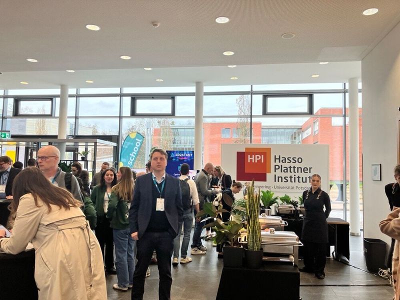 Darüber hinaus präsentierten sich am Rande verschiedene Aussteller an ihren Messeständen. (Bild: © Serina Sonsalla)