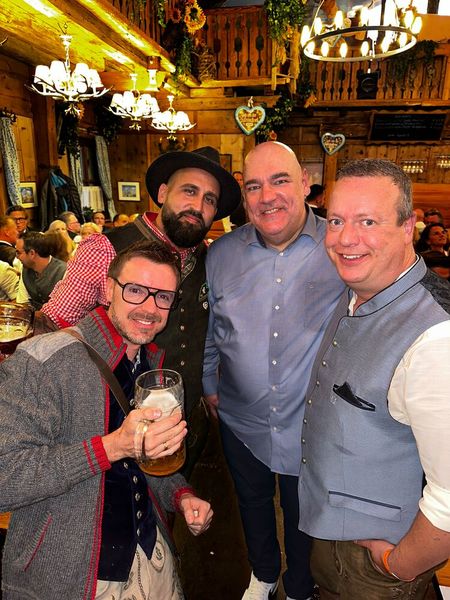 Wenn Ralf Schweitzer und Ronny Drexel (vorne, GSD) zur Wiesn einladen, können Oktay Cayiroglu (Norten) und Oliver Gorges (ITscope) nur Ja sagen. (Bild: Vogel IT-Medien GmbH)