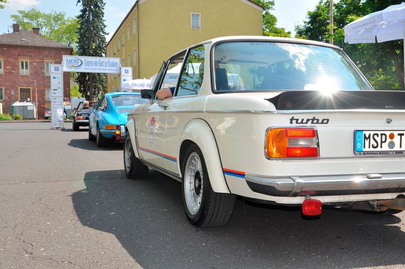 Regelmäßig bei der Rallye am Start das Autohaus Köhler, hier mit einem BMW 2002 Turbo aus dem Jahr 1974. (Grimm)