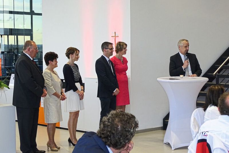 Markus Leinemann (re.), Vertriebschef von Seat Deutschland, dankte für das Vertrauen in die Marke und das Engagement der Familie. (Bild: Früchtl)