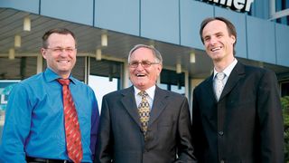 Blicken 40 Jahre nach Gründung durch Adolf Klinkhammer (Mitte) zuversichtlich nach vorne: Detlef (links), Adolf und Frank Klinkhammer. (Bild: Klinkhammer)