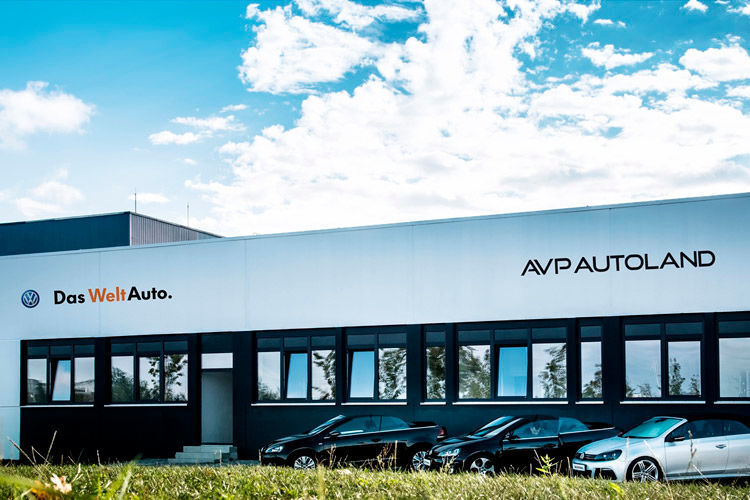 Das neue Volkswagen-Verkäuferzentrum in Plattling wurde im Herbst 2015 fertiggestellt. (Foto: AVP-Gruppe)