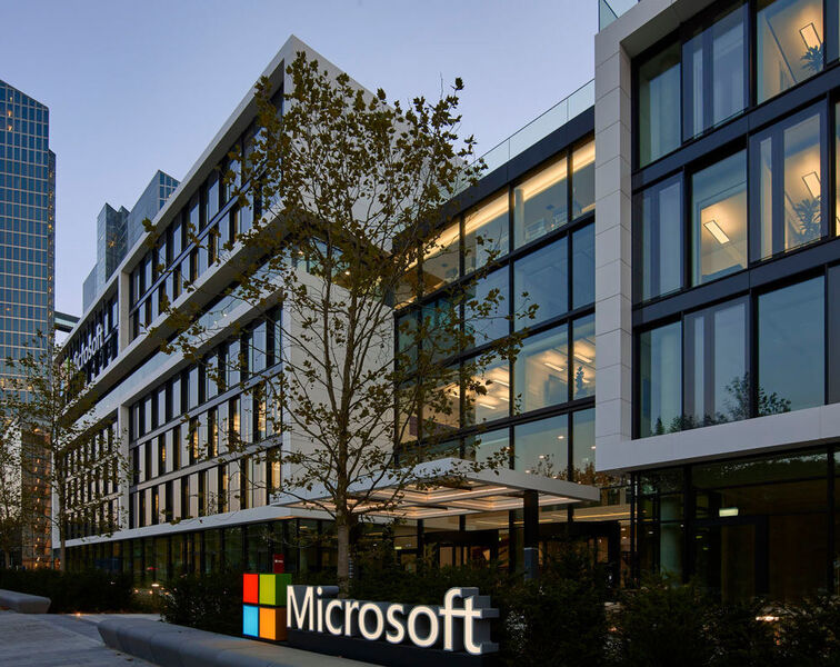 Die 26.000 Quadratmeter große Unternehmenszentrale in München bietet ausreichend Platz für die rund 1900 Mitarbeiter, wobei nicht immer alle vor Ort sind. Dank des #woklifeflow-Ansatzes darf man bei Microsoft auch mal im Home Office arbeiten. (Microsoft)