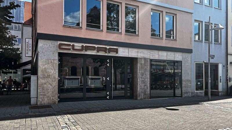 Auch die Außenansicht des Ladenlokals wurde saniert und im Rahmen der städtischen baulichen Vorgaben auf Cupra-Optik umgestellt. (Bild: Simon – VCG)