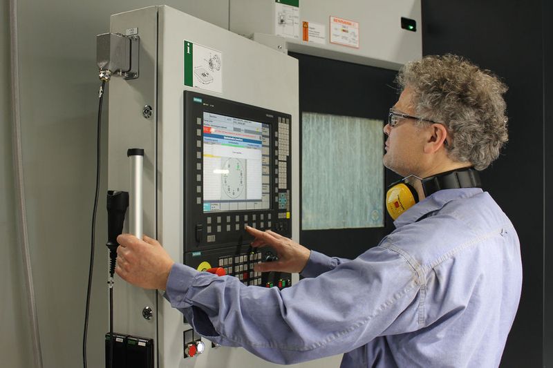 Die funktionale Anordnung des Bedienpultes kommt Process Engineer Stephan Theeuwes entgegen, dank der er den Bildschirm und das Teil gleichzeitig im Auge behalten kann. (Bild: Starrag AG)