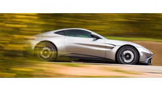 Gerade einmal 3,6 Sekunden vergehen, bis das Coupé bei Tempo 100 ist. (Aston Martin)