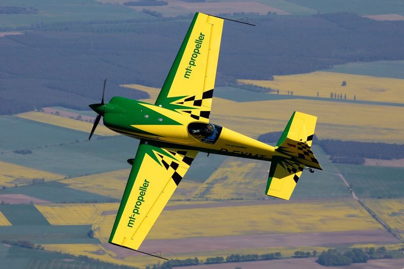 Wer mit Propellerflugzeugen in die Luft geht, muss sich 100-prozentig auf die Funktion der Propeller verlassen können. Dies stellt Geschäftsführer Martin Albrecht in seinem Kunstflieger ständig unter Beweis. Mittlerweile kann er 7 Deutsche Meistertitel im Motorkunstflug vorweisen (Bild: MT-Propeller)