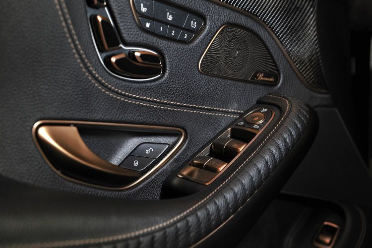 Kupferfarbene Elemente und Ziernähte sollen einen ansprechenden Kontrast herstellen.  (Foto: Brabus)