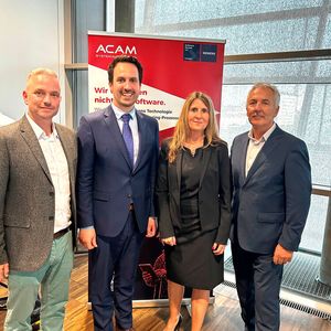 Mit Bildungsminister Christoph Wiederkehr MA und Doris Wagner. Leiterin der Sektion I Allgemeinbildung und Berufsbildung im Bundesministerium (Mitte) freuen sich Ing. Michael Sippl, Marketingmanager, und Ing. Johann Mathais, geschäftsführender Gesellschafter der ACAM Systemautomation GmbH (von links), über den Erfolg der gemeinsam mit Siemens durchgeführten Aktion.(Bild:  Felix Wolfram - die Graphische)