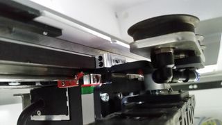 Einbausituation: Dank kompakter Abmessungen läßt sich das Wegmesssystem auch bei beengten Einbauverhältnissen gut montieren. (Bild: Dotline)