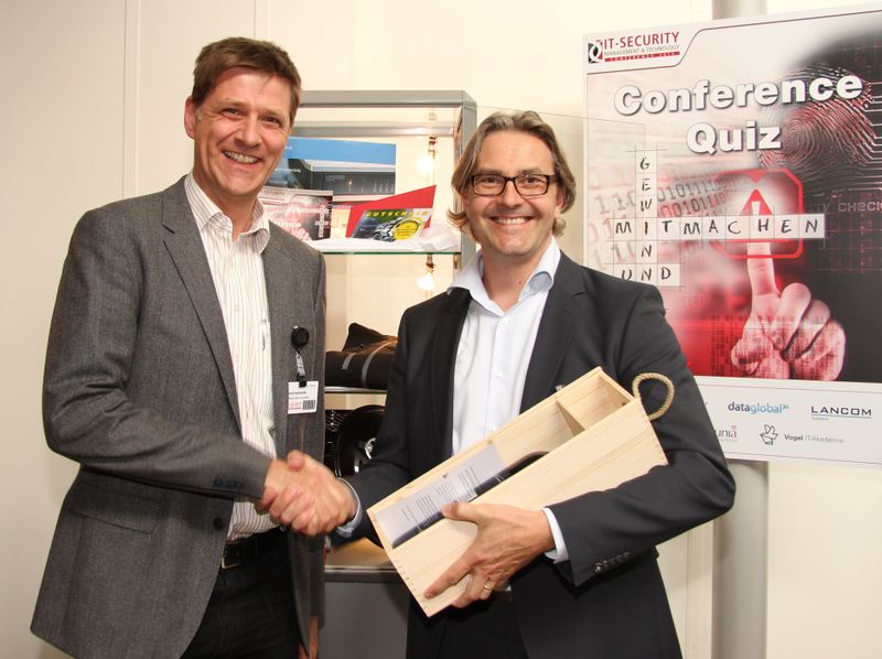 Glückliche Gewinner des Conference Quiz bei der Übergabe ihrer Preise  (Vogel IT-Akademie)