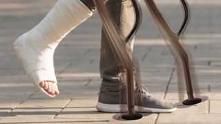Die Krücke rekonstruiert den natürlichen, biomechanischen Bewegungsablauf des Menschen. (Bild: Leon Kast)