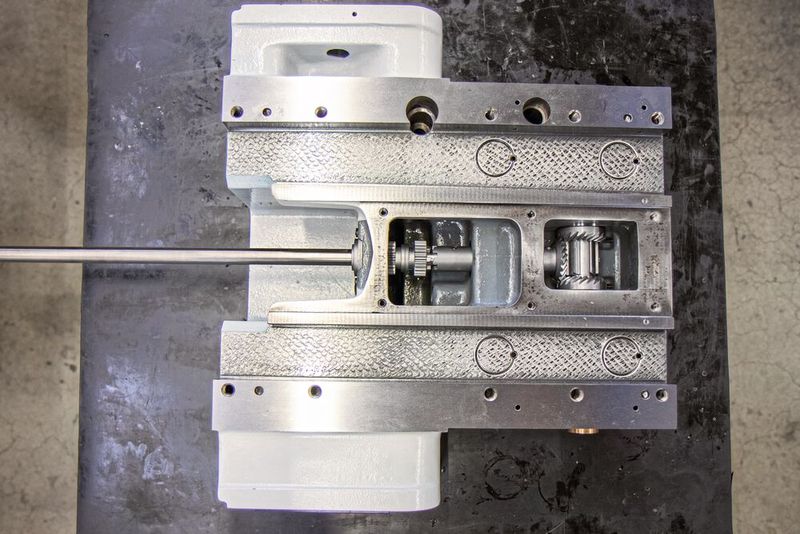 FPS schabt bei einem Retrofit alle Führungen von Hand ein. Ein Prozess der viel Geschick, Erfahrung und pro Maschine mehrere Tage Zeit erfordert. (Bild: FPS Werkzeugmaschinen)