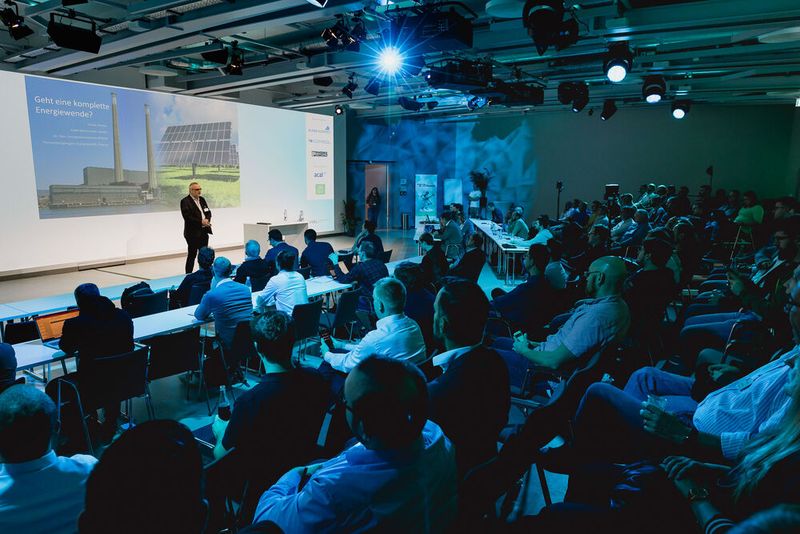 Entwickler treffen Entwickler. Auf dem Fachkongress Power of Electronics am 29. und 30. September in Würzburg stehen die Themen Wärmemanagement (ehemals Cooling Days),  Leiterplattentechnik, Power-Design und Power Systems, Kreislaufwirtschaft sowie Relaistechnik im Fokus. (Bild: Stefan Bausewein)