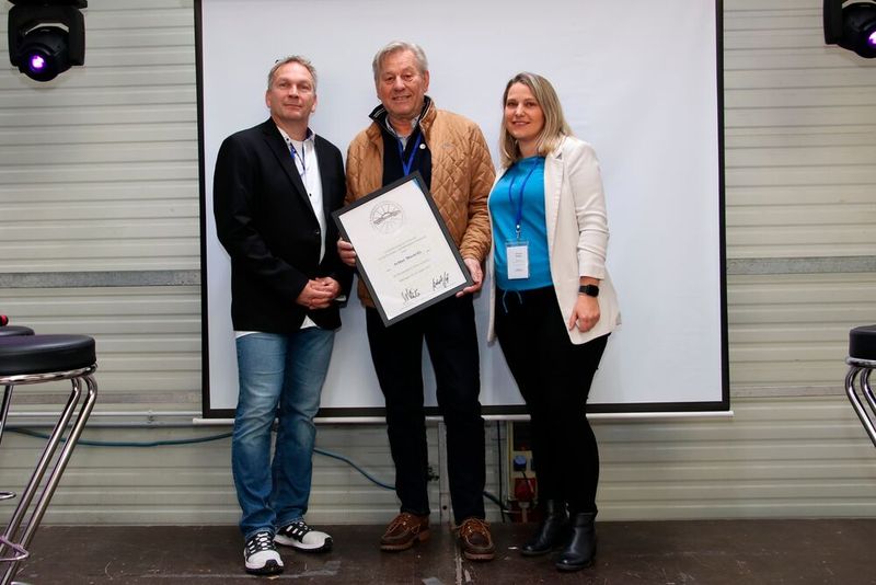 Für seine Verdienste in der Verbandsarbeit und der Ausbildung wurde Arthur Mocarski mit der silbernen Ehrennadel ausgezeichnet, Stellvertretender Landesinnungsmeister Frank Jensen, Arthur Mocarski und Landesinnungsmeisterin Michaela Müller (v.l.n.r.)  (Bild: Jürgen Klasing)