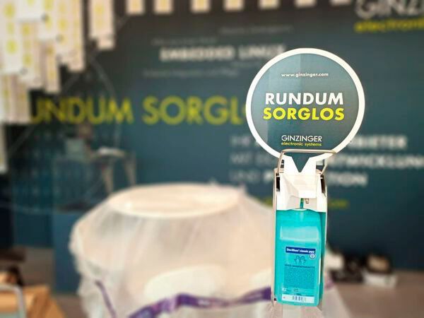 Besondere Umstände machen kreativ: Handdesinfektionsgerät am Stand von Ginzinger electronic in Halle 4 (Bild: Ginzinger electronic systems)