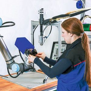 MRK-Nietarbeitsplatz: Die Software „Computer-Aided Risk Assessment“ (CARA), entwickelt am Fraunhofer-IPA, ermöglicht MRK-Arbeitsplätze, die sicher und wirtschaftlich zugleich sind.