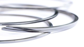 Auf dem besten Weg zur Supraschmierung von Motoren sind die Forschenden am Fraunhofer-IWU in Dresden. In deren Laser-Arctm-Anlagen entstehen dort etwa dünne Schichten auf Kolbenringen, die nach einer Politur äußert glatt sind. (J. Jeibmann / Fraunhofer-IWS)