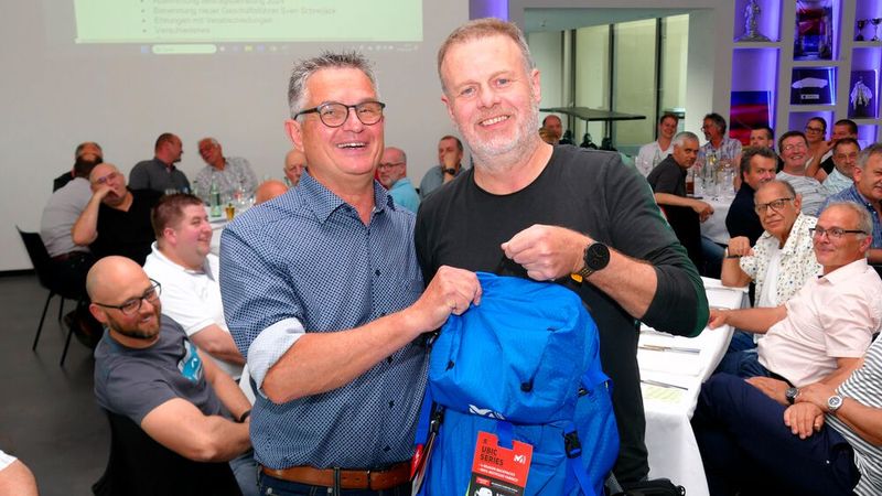 Harald Liehner übergibt an Oswald Happle (r.) ein Präsent als Ausdruck der Dankbarkeit für die langjährige Tätigkeit für die Kfz-Innung Bodensee-Hochrhein-Schwarzwald (BHS). (Bild: Sandra Bossenmaier)