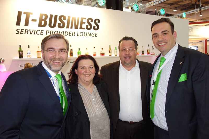 Ob (v. l.) Patric Stahl, druckerfachmann.de, Holger Rucka, RUCKA Büromaschinen und Tilo Geipel, druckerfachmann.de, Druck auf Lilli Kos, IT-BUSINESS, aufbauen? (Bild: IT-BUSINESS)