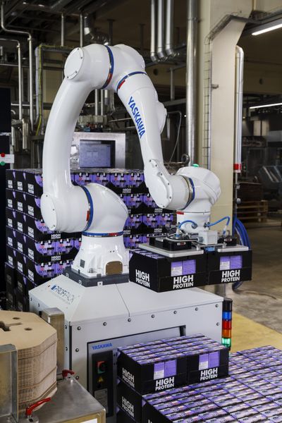 Der sechsachsige HC20DTP bietet 20 Kilogramm Tragkraft und 1.900 Millimeter Arbeitsbereich. Schaltschrank und Steuerung sind platzsparend im Sockel integriert.  (Bild: Yaskawa Europe GmbH)