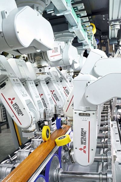 Zur optimalen Produktführung stellen die seitlichen Roboter ebenfalls die Transportrollen auf die exakte Profilbreite ein. (Mitsubishi Electric Europe B.V.)