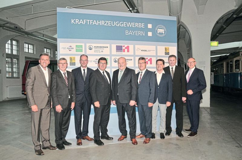 Mia san mia: (v. li.) Roland Hoier (Kfz-Innung Unterfranken), Johann Bader (Kfz-Innung München-Oberbayern), Andreas Tröger (Kfz-Innung Oberfranken), Wirtschaftsminister Franz Josef Pschierer und Landesverbandspräsident Albert Vetterl, Rudolf Angerer (Kfz-Innung Oberpfalz, Kreis Kelheim), Alois Huber (Kfz-Innung Schwaben), Michael Krammer (Kfz-Innung Niederbayern) und Günter Friedl (Kfz-Gewerbe Bayern). (Bild: Zietz / »kfz-betrieb«)