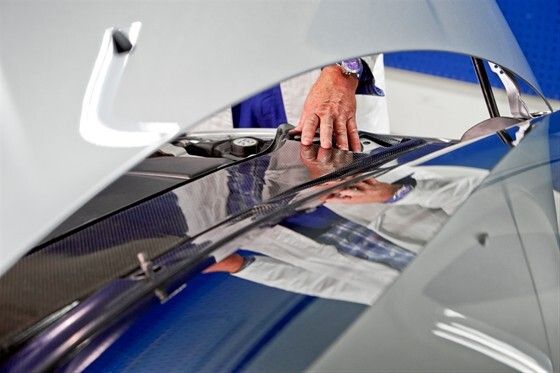 Motorabdeckung: Angebrachte Motorabdeckung. Die Volvo Car Group hat revolutionäre Leichtbau-Energiespeicherkomponenten entwickelt. Dabei handelt es sich um Kohlefasermaterial, das als leichte, platzsparende, effiziente und umweltverträgliche Speicheroption fungiert. (Bild: Volvo)