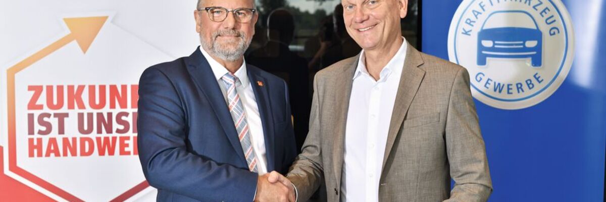 Ralf Kutzner aus dem Vorstand der IG Metall (l.) und ZDK-Präsident Arne Joswig vereinbarten eine gemeinsame Strategie zur Fachkräftesicherung. (Bild: ProMotor)