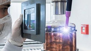 Produktion von Röntgenröhren unter Reinraumbedingungen im HEP Center von Siemens Healthineers – hier der Schweißprozess von Metall-Glas-Röntgenröhren. (Bild: Siemens Healthineers)