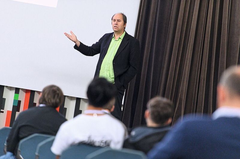 Und hier referiert Dr. Thomas Letztel zu SFC als Chromatographiemethode für sehr polare Moleküle. Wer tiefer in das Thema einsteigen möchte kann Letzel auch beim Praxistag HPLC am 5. und 6. November in Karlsruhe treffen. Dort hält er einen Vortrag zum Thema HILIC, ebenfalls als Option zur Trennung sehr polarer Analyten.      Mehr Infos zu den kommenden LAB-SUPPLY-Messen finden Sie auf www.lab-supply.info (Bild: Stefan Stark)