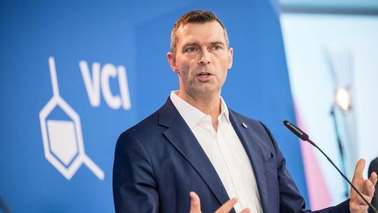 VCI-Präsident Markus Steilemann sprach von einem schwierigen Tag – nicht nur für Friedrich Merz – und forderte mehr gemeinsames Handeln statt Parteitaktik.(Bild:  VCI/ Th. Lohnes)